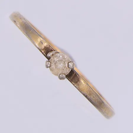 Ring med vit sten, något skev, stl 17¾, 925/1000 silver Vikt: 0,6 g