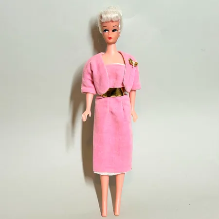 Barbiedocka, kopia, flera hemmagjorda kläder i barbieväska, skor och galgar.