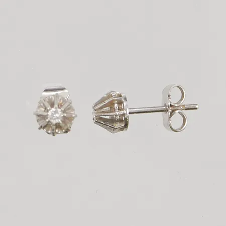 Ett par örhängen, diamanter 2x ca 0,03ct, 5mm, vitguld, 18K 1,6g.