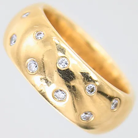 Ring med briljantslipade diamanter 0,20ct enligt gravyr, stl: 16¾, bredd: 7,8mm, gravyr, 18K  Vikt: 14,4 g