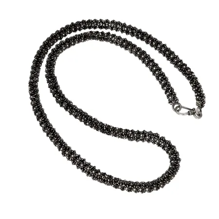 Collier, silver, modell med mörkoxiderad silveryta, längd 53,5 cm, bredd 6 mm, tjocklek 6 mm, fint skick Vikt: 47,4 g