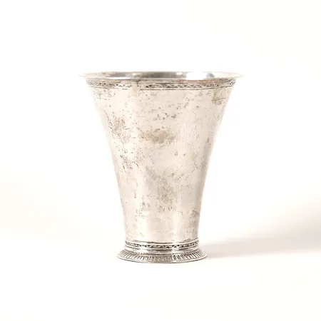 Bägare, Olaus Hasselquist, Jönköping, 1773, floral dekor, under mynningen en vågbård, höjd 8cm, bristningar, lagningar, silver.  Vikt: 37,8 g