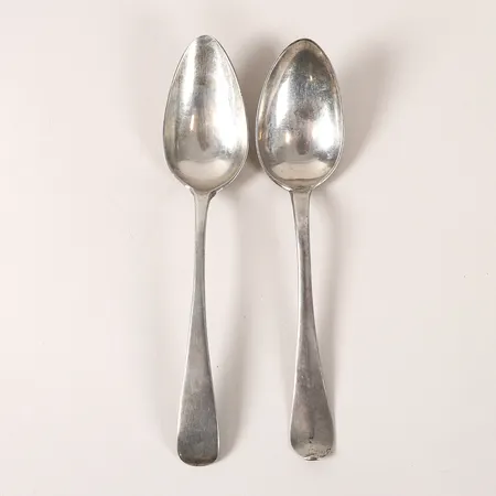 Två matskedar, 1700/1800-tal, okända stämplar, längd 20,5 respektive 21cm, åldersbetingat slitage, silver. Vikt: 100,6 g