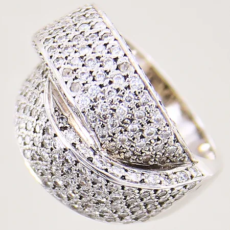 Ring med diamanter ca194 x ca 0,005ct, flertalet av diamanterna indikerar på syntetiska, stl 15¾, bredd 5-15,5mm, 18K Vikt: 14,1 g