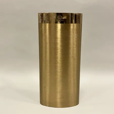 Vas, Elegance, Mikael Kurpatow, Skultuna, höjd 25 cm, bredd 11,5cm, företagsgravyr, repor, Skickas med paket.