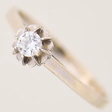 Ring med diamant 1xca 0,16ct, stl: 17¾, bredd: 1,6mm, vitguld, behov av omrodiering, GFAB, 18K  Vikt: 1,9 g