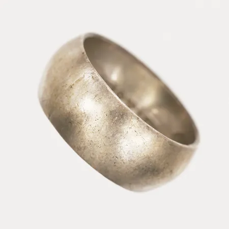 Ring slät, stl 15¾, bredd 8mm, Victor Janson Guldvaru Ab, Lindesberg, 1965, slitage, silver.  Vikt: 3,1 g