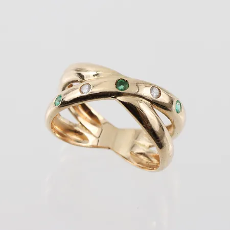Ring med diamanter och smaragder, storlek 20 ¾ mm, bredd 5.1-11.3 mm, 18k. Vikt: 10,2 g
