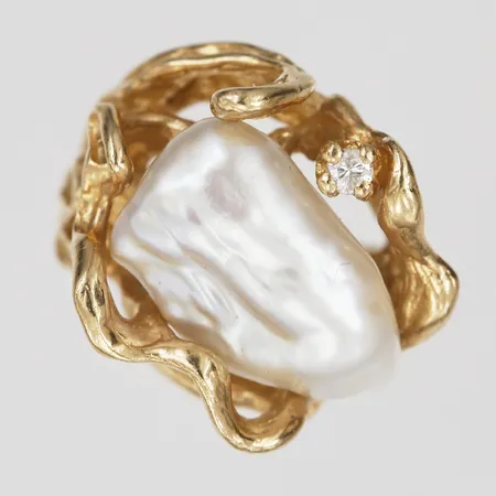 Ring, odlad sötvattenpärla och diamant ca 0,03ct, stl 15¼, bredd 2,5-17mm, 14K guld. Vikt: 9,1 g