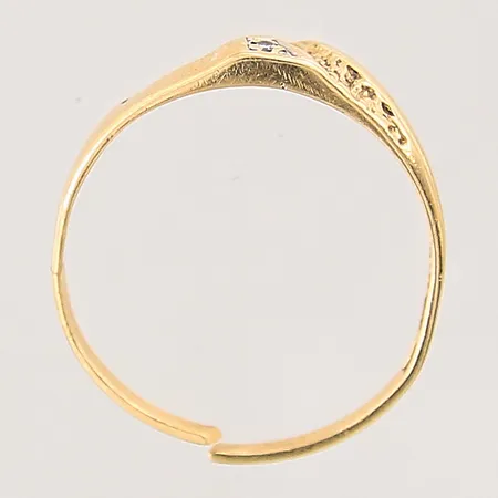 Ring med dekor samt diamant 1xca 0,005ct, skev, avklippt skena, 18K Vikt: 2 g