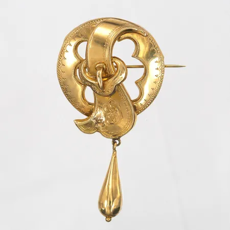 Brosch med integrerat hänge, dekor i relief, längd: 70mm, bredd: 36mm, John Petterson, Stockholm 1877, bucklor efter åldersbetingat bruksslitage, 18K guld Vikt: 7,4 g