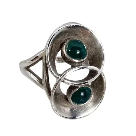 Retro Ring 1950-tal, silver, gröna stenar, Ø16½ mm, skena bredd 2,5 mm, dekor 21x13,5 mm, G Kaplan Stockholm 1956, stenar utan anmärkning Vikt: 4,7 g