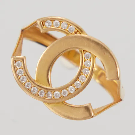 Ring med vita stenar, stl 18¾, bredd 2,5-14,6mm, OBS! Ej märkesdesign, ostämplad, 21K, Vikt: 4,5 g