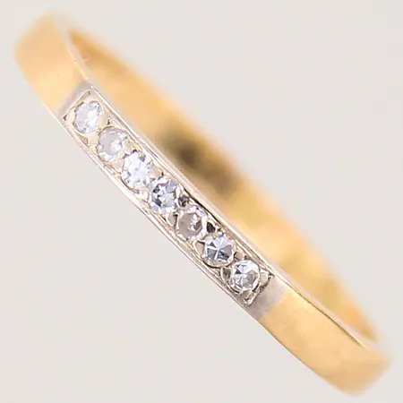 Ring med diamanter ca 7x0,01ct, 8/8-slipade, stl 17, bredd 2mm, gravyr, 18K Vikt: 1,8 g