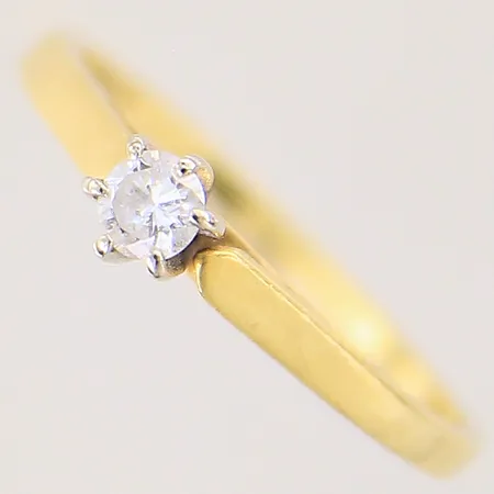 Ring med diamant ca 0,15ct, stl 17½, bredd 1,3-4,5mm, GFAB, 18K Vikt: 2,3 g