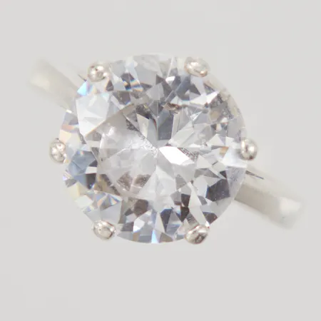 Ring, stl: 17, med vit sten, stenen Ø 12mm, 925/1000 silver Vikt: 5,7 g
