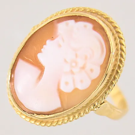 Ring med camé samt mönstrad dekor, stl 17½, bredd 2-21mm, skadad infattning, 18K Vikt: 5,2 g