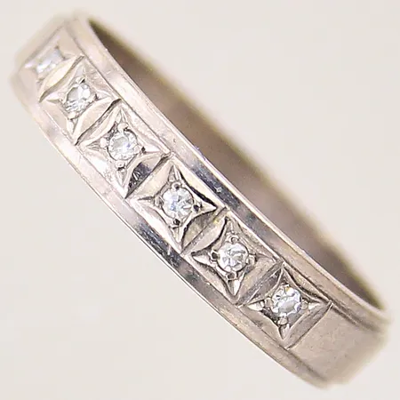 Ring med 8/8-slipade diamanter 6 x ca 0,01ct, stl 17½, bredd 4,1mm, vitguld, 18K Vikt: 3,4 g