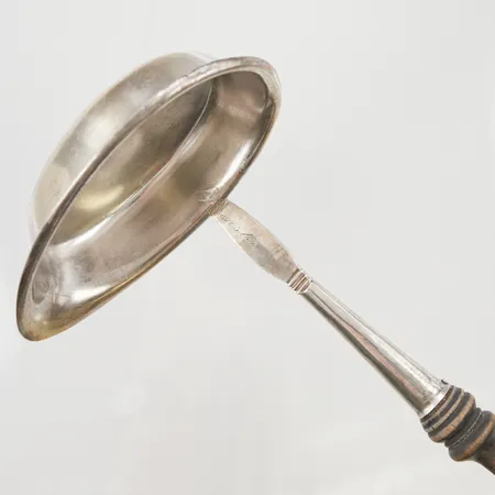 Soppslev, Oskar Strömberg, år 1901, tunn gravyr, ca 40cm, träskaft, 830/1000 Silver bruttovikt 147,0g.