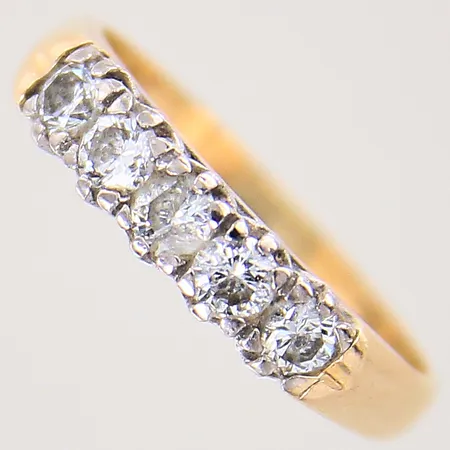 Ring med diamanter 5 x ca 0,10ct, stl: 17, bredd: 2,7-3,9mm, fattning i vitguld, stenar med nagg och skador, 14K Vikt: 3,2 g