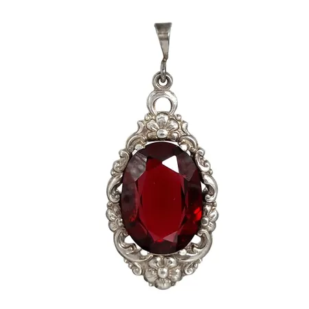 Vintage Hänge 1940-tal, silver, röd sten, längd inkl. ögla 47,5 mm, bredd 20 mm, sten utan anmärkning, tillverkare SVB Stockholm 1948 Vikt: 8 g