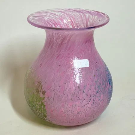 Vas Pastel, Ulrica Hydman-Vallien, etikett, signerad, höjd 13cm, rosa svag grön & blå skiftning