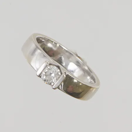 Ring, diamant ca 0,35ct, kvalitet ca SI/W(H), Ø16½, bredd:4mm, bör omrodieras, 18K 6,4g.