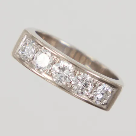 Ring med briljantslipade diamanter ca 5x0,15ct, ca W/VS, stl 15, GJA år 1976, vitguld, 18K, Vikt: 5,2 g