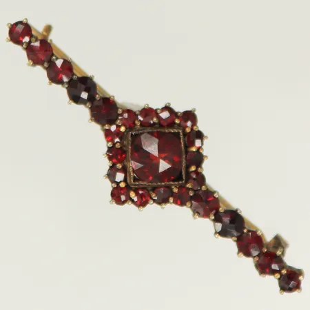 Brosch med granater, 45 mm, bredd 4-14mm, förgylld metall. Vikt: 2,6 g