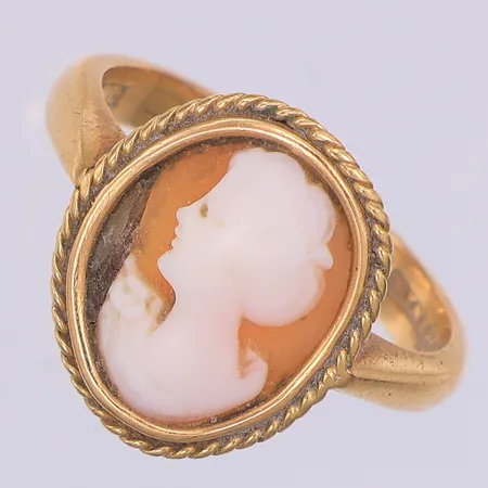 Ring, camé skadad, stl 17, gravyr, 18K Vikt: 4,5 g