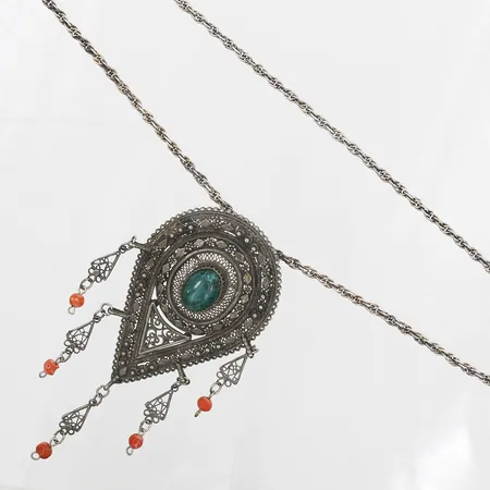 Collier, integrerat hänge med färgade stenar, längd 70cm, hänget ca 9x4cm, slitage, 925/1000 silver.  Vikt: 34,3 g