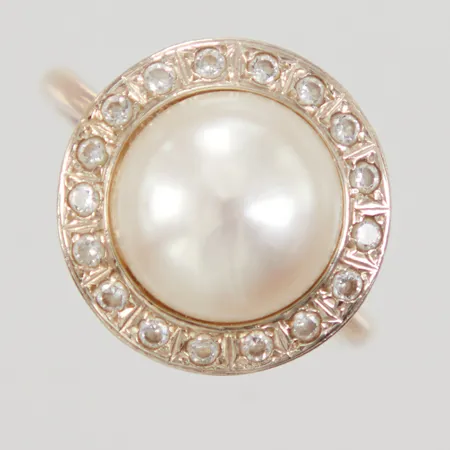 Ring med mabépärla och vita stenar, stl 17, bredd 1,9-15,4mm, 14K, Vikt: 5,8 g