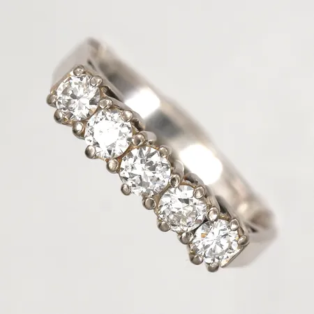 Ring med diamanter 5 x ca. 0,15ct, stl: 17½, bredd: 5mm, Gunnar Alp Guldsmedja, Herräng 1986, förminskningsskena i silver, nagg på stenar, 18K vitguld. Vikt: 5,2 g