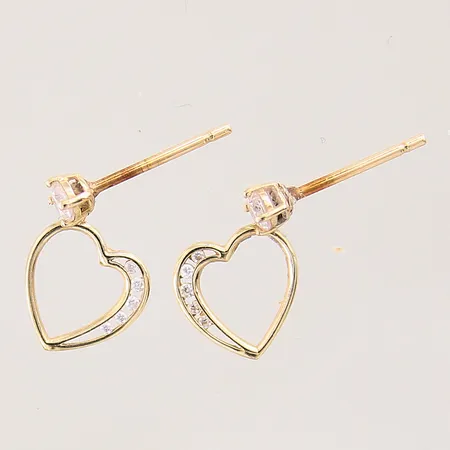 Ett par örhängen, hjärtan med vita stenar, 11x9mm, saknar snurrebussar, 9K Vikt: 0,7 g