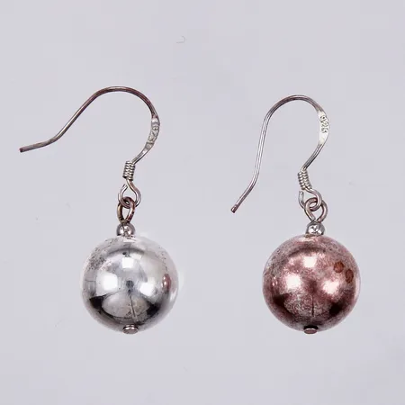 Ett par örhängen, längd: ca 3cm, kulan Ø ca 10mm, 925/1000 Silver Vikt: 2,3 g