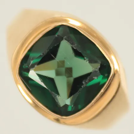 Klackring med grön sten, stl 20½, bredd 4-14mm, sten sliten & skenan ojämn och skadad, 18K  Vikt: 4 g