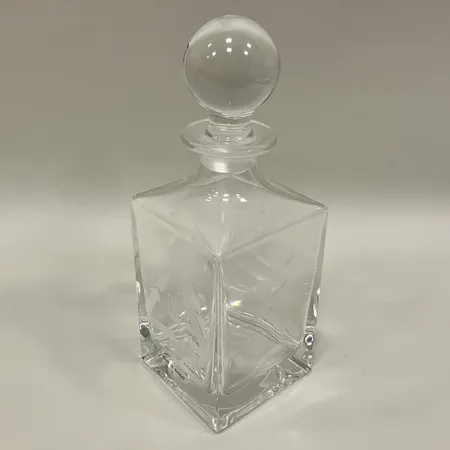 Karaff med propp, Books i kosta boda, höjd 25,5cm, slipad dekor av fåglar, återvinning samt Växjös kommunvapen, Skickas med paket.