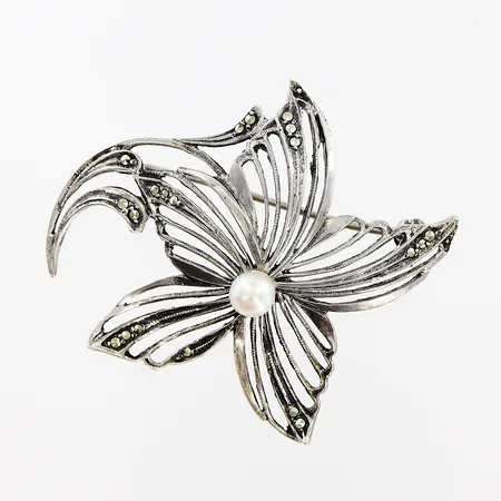 Brosch med markasiter, odlad pärla Ø5mm, 49x42mm, silver 835/1000. Vikt: 6,2 g