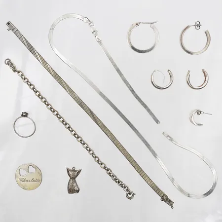 Diverse silversmycken, defekta, gravyr, silver. Vikt: 36,7 g