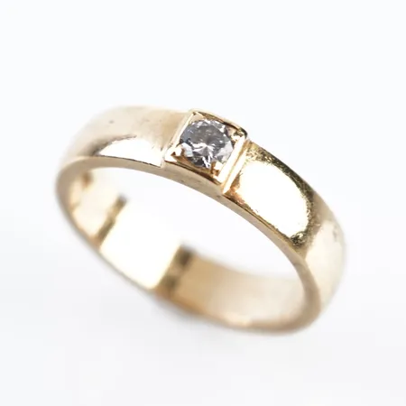 Ring m diamant 0,10ct enligt gravyr, stl 15½(49), bredd 4mm, 18k gravyr Vikt: 4,5 g