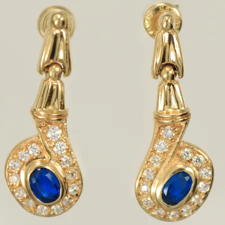 Ett par örhängen med blå och vita stenar, 32mm, bredd 3-11mm, 14K 5,8g totalt. 