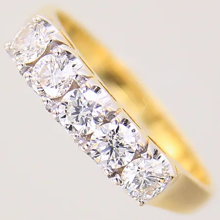 Ring med diamanter 5 x ca 0,16ct, en av diamanterna är troligen syntetisk, stl 18½, bredd 2-4mm, ostämplad, 18K  Vikt: 2,9 g