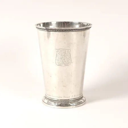 Bägare, gravyr, Eric Råström, Stockholm, 1944, höjd 14,5cm, slitage, silver.  Vikt: 302,2 g