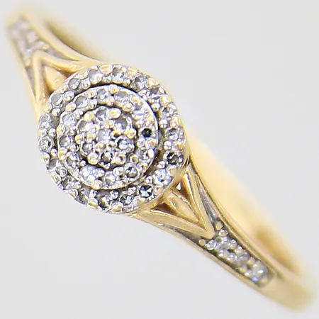 Ring med diamanter ca 44 x 0,01ct, stl 16, bredd 1,5-6mm, skena med mindre buckla, 14K  Vikt: 1,6 g
