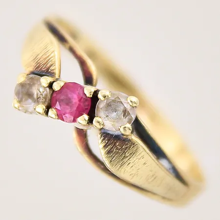 Ring med vita och rosa stenar, stl 17½, bredd: 2mm, 14K  Vikt: 2,2 g