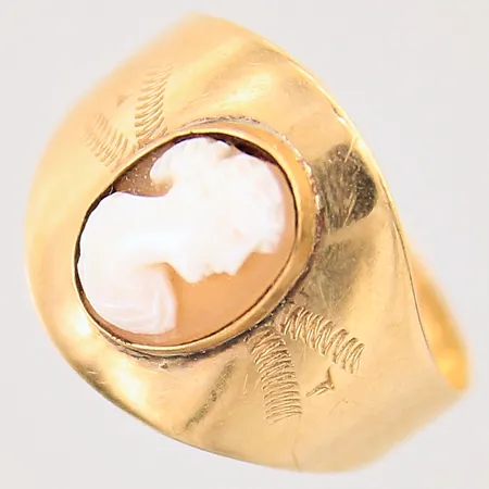 Ring med camé, stl 15¼, bredd 3-13mm, camé med nagg, 18K Vikt: 1,9 g