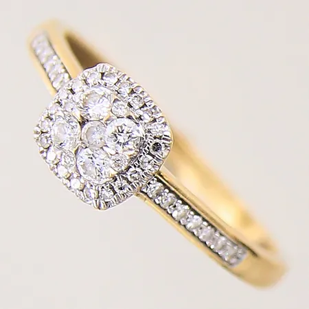 Ring med diamanter 4 x ca 0,03ct, 1 x ca 0,02ct, 14 x ca 0,007ct, 20 x ca 0,005ct, stl 18¼, bredd 1,7-7mm, GHA, 18K Vikt: 2,2 g