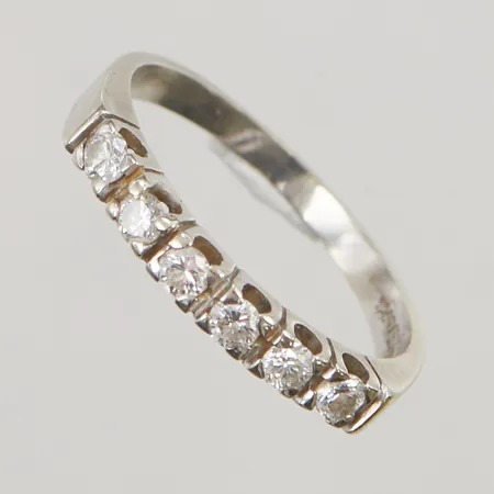 Ring, 6x diamanter totalt ca 0,30ctv, Ø17, bredd:2mm, 18K 2,5g.