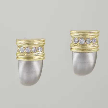 Ett par örhängen med diamanter 8 x 0,01ct, höjd 17,7 mm, bredd 8,9 mm, 1 plopp ej guld, 18K  Vikt: 4,5 g