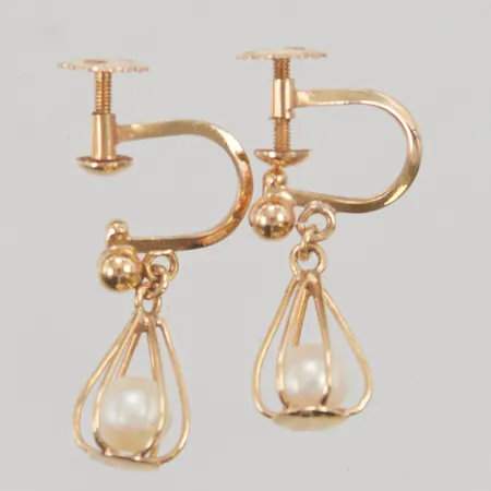 Ett par örhängen, 18mm, pärlor, skruvlås, 18K 2,3g.